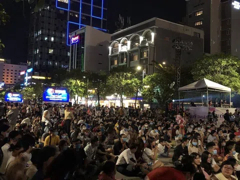TP.HCM: Hàng ngàn người dân đổ về trung tâm thành phố chờ xem pháo hoa