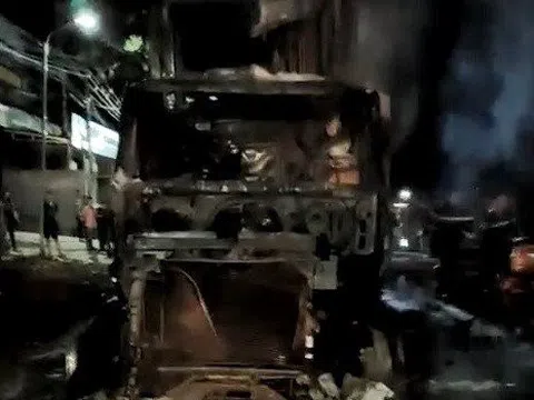 Xe container chở cà phê bất ngờ bốc cháy trên đường