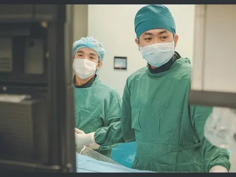 Bé trai 3 tuổi đang chơi với bạn bỗng dưng đột quỵ