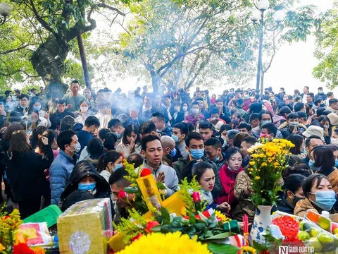 Dòng người chen chân lễ Phủ Tây Hồ cuối năm