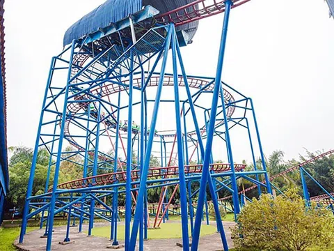 Phút giây kinh hoàng của nữ sinh vụ tàu lượn siêu tốc trật bánh