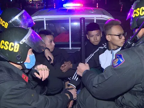 Xử lý nhóm thanh thiếu niên đánh võng, ép xe, ném đá Cảnh sát cơ động