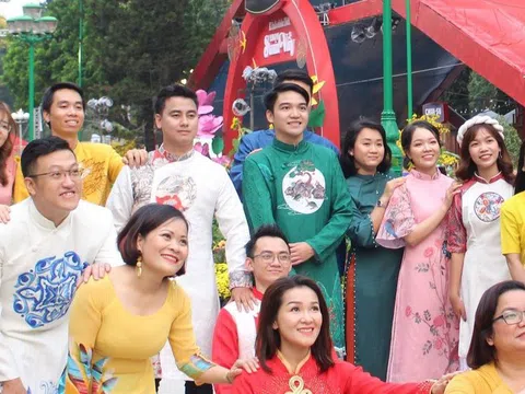 TP.HCM: Người dân rộn ràng du xuân tại lễ hội Tết Việt 2021