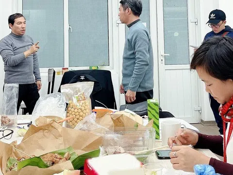 Nghệ sĩ Vân Dung chia sẻ hình ảnh bữa ăn "đạm bạc" của các Táo