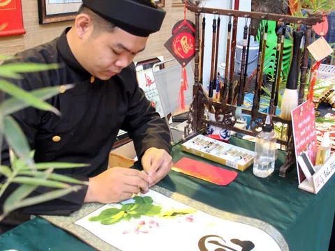 Đến hẹn lại lên, phố ông Đồ ngập tràn sắc xuân đón Tết Tân Sửu 2021