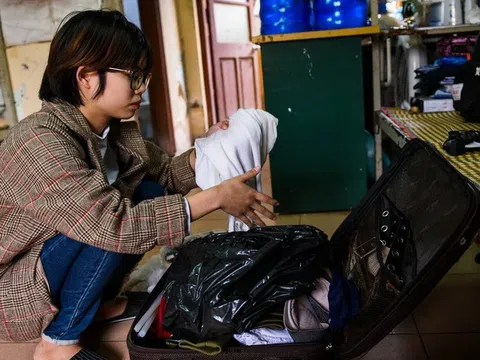 Phòng dịch Covid-19, sinh viên đổ xô ra bến xe về quê nghỉ Tết sớm