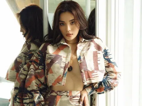 Cởi bung cúc áo, quên nội y, Hoa hậu lộ điểm gợi cảm “chết người”