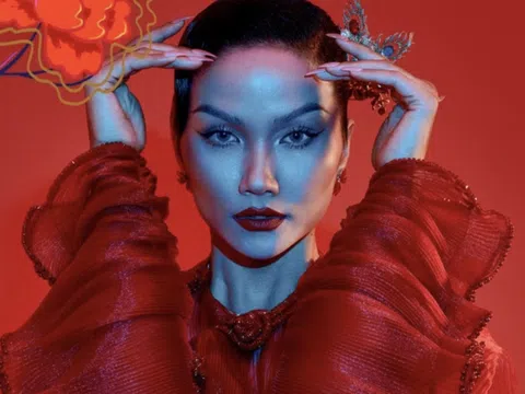 H’Hen Niê đẹp hút hồn với tranh Đông Hồ mừng Tết Tân Sửu