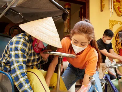 Hoa hậu Khánh Vân tặng quà Tết cho người khó khăn