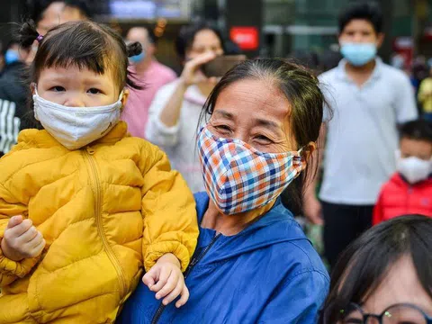 Người dân ở chung cư 88 Láng Hạ vỡ oà cảm xúc khi chính quyền dỡ cách ly