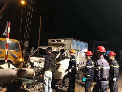 Xe tải va chạm xe máy trong đêm, 3 người tử vong thương tâm