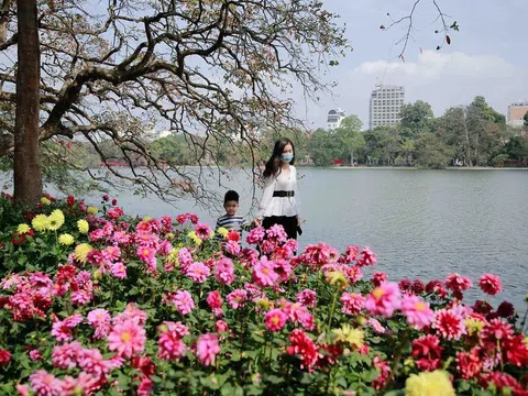 Người dân thích thú check-in bên hồ Hoàn Kiếm