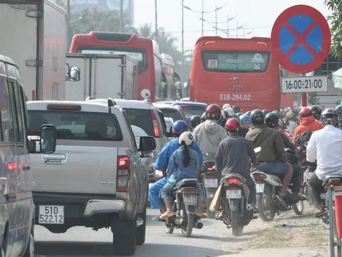 Người dân ùn ùn về quê ăn Tết, quốc lộ 1 kẹt xe cục bộ