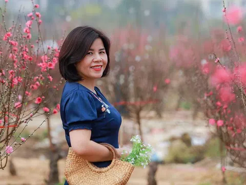 Người dân "đọ sắc" với hoa đào Nhật Tân