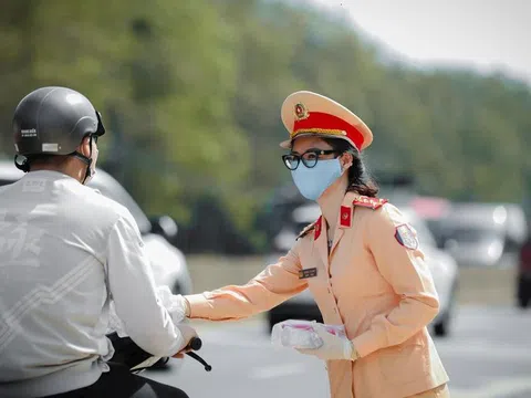 Hình ảnh đẹp Tết Tân Sửu 2021: Chiếc khẩu trang, chai nước suối và lời dặn ân cần