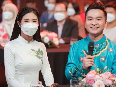 Ngọc Hân đeo khẩu trang trong chương trình Tết, kể về việc hoãn cưới