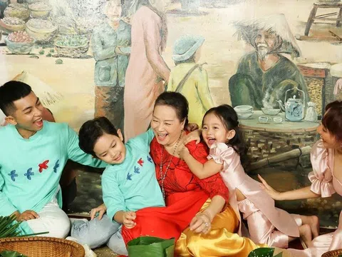 Mẹ ruột Khánh Thi lộ diện dạy các cháu gói bánh chưng ngày Tết