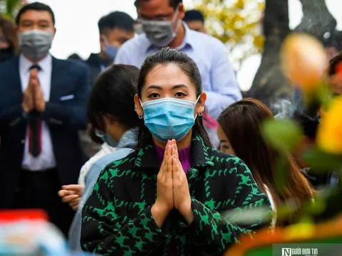 Người dân bịt kín khẩu trang lễ Phủ Tây Hồ