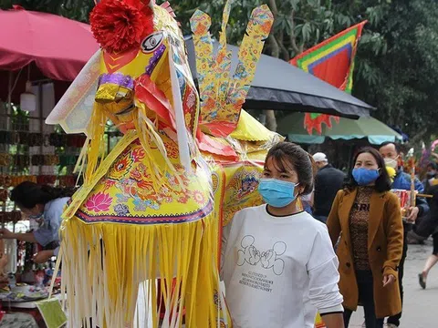 Loa thông báo đeo khẩu trang, nhiều người vẫn “quên” khi đi lễ đầu năm