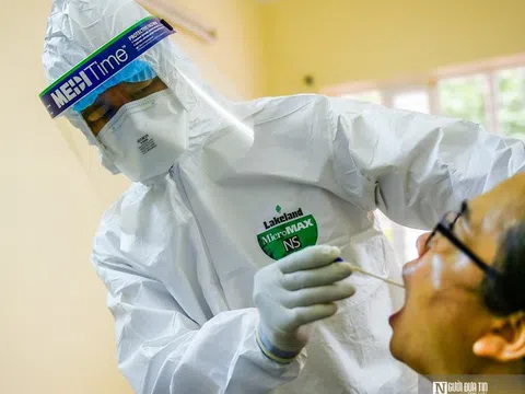 Cận cảnh xét nghiệm Covid-19 cho người dân từ Hải Dương về Hà Nội