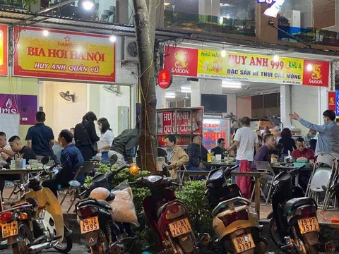 Cầu Giấy, Hà Nội: Hàng loạt quán bia thách thức lệnh giãn cách, ngồi đông như hội