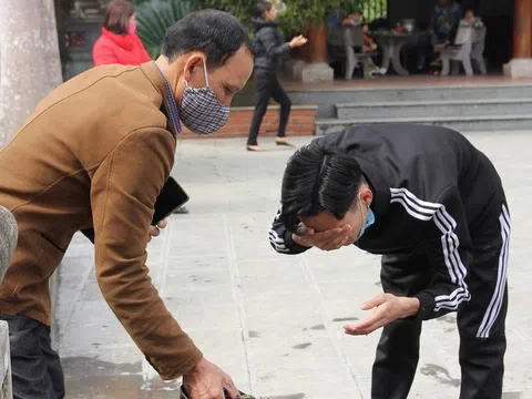 Du khách thành kinh dùng nước giếng “tẩy trần” tại đền vua Mai