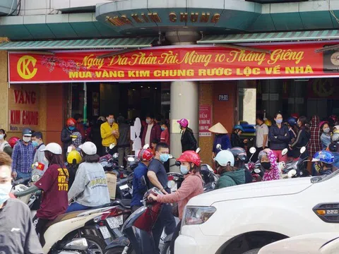 Người dân Thanh Hóa chen lấn mua vàng ngày thần tài giữa dịch Covid 19