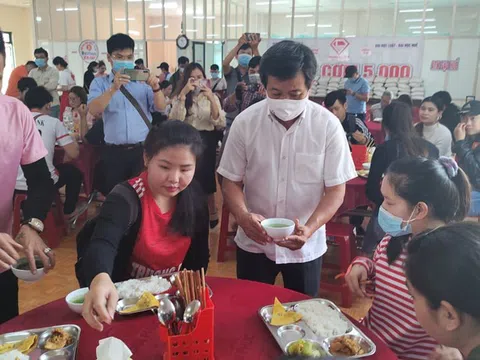 Ông Đoàn Ngọc Hải làm "bồi bàn" ở Huế lấy tiền công giúp người nghèo