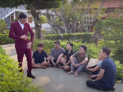 Bị bắt bẻ ăn mặc không tôn trọng khán giả, Hoài Linh có pha "bẻ lái" cực gắt