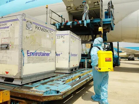 Hơn 117.000 liều vắc xin Covid-19 đầu tiên về đến Việt Nam