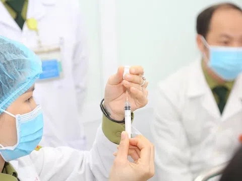 Thủ tướng giao bộ Y tế nhanh chóng tổ chức tiêm vắc- xin