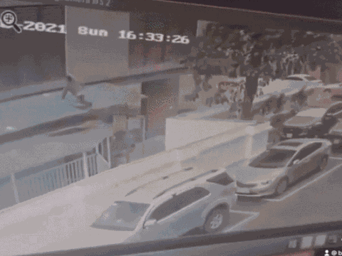 Nguyễn Ngọc Mạnh chia sẻ clip góc quay khác về cú đỡ bé gái rơi từ tầng 12A, tiết lộ bất ngờ