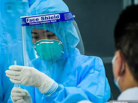 Cận cảnh tiêm vắc-xin Covid-19 đầu tiên ở Hà Nội