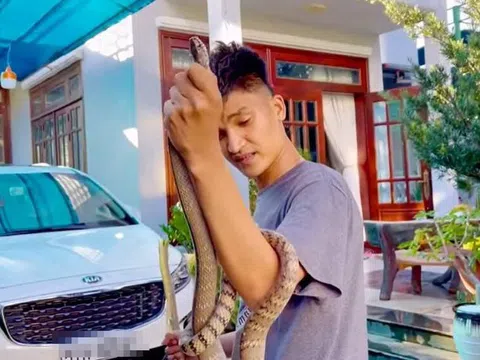 Mạc Văn Khoa tay không bắt rắn trong vườn nhà khiến nhiều người sợ hãi