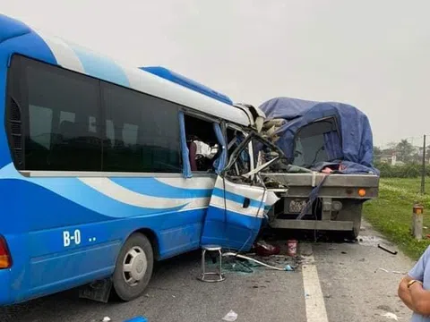 Xe khách va chạm với xe đầu kéo khiến hơn 20 người thương vong
