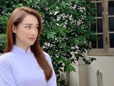 Nhã Phương diện áo dài thướt tha mà lòng đầy tự hào