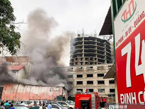 Hà Nội: Cháy lớn xưởng in trên phố Định Công