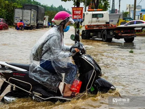 Mưa lớn, Đại Lộ Thăng Long ngập nước