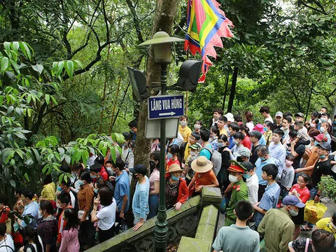 Hơn 30.000 du khách đội mưa đổ về đền Hùng dịp cuối tuần