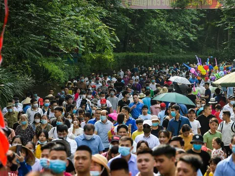 "Biển người" đổ về đền Hùng ngày chính hội