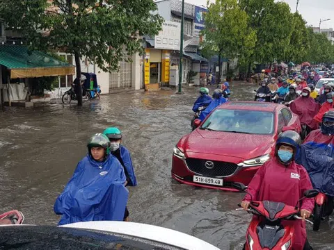 TP.HCM: Sau cơn mưa lớn, nhiều tuyến đường TP.Thủ Đức thất thủ