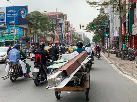 Hãi hùng cảnh "tử thần" ngông nghênh trên đường phố Hà Nội