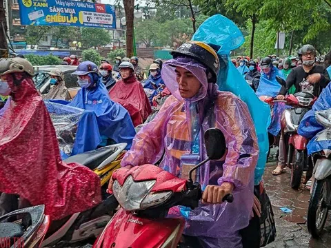 Hà Nội: Mưa lớn, tắc nghẽn nhiều tuyến phố