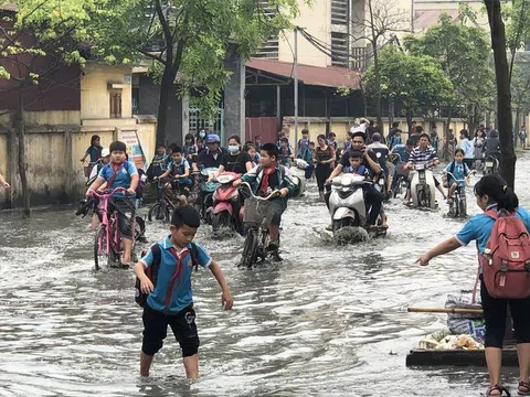 1.400 học sinh nghỉ học vì nước thải tràn vào trường học