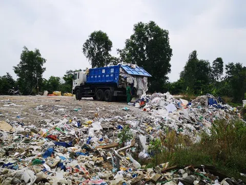 Bà Rịa–Vũng Tàu: Xe của công ty môi trường đô thị đổ chất thải trái phép