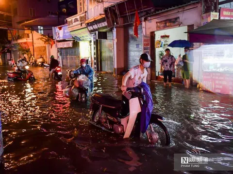 Hà Nội: Mưa lớn kéo dài, ngập nhiều tuyến phố