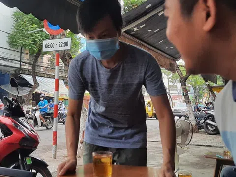 Người Đà Nẵng tắm biển theo giờ, hẹn hò ăn uống sau 21 ngày đợi chờ