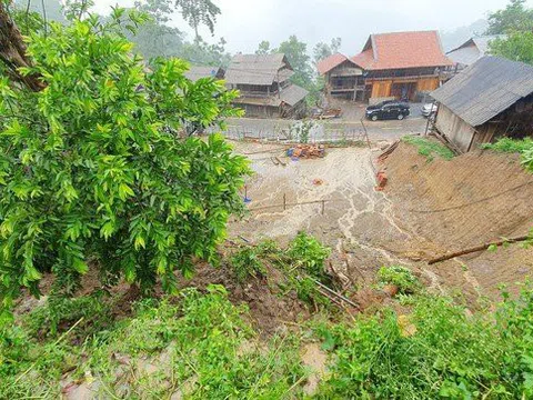 Mưa lớn làm sập nhà, người dân phải di tản tránh lũ