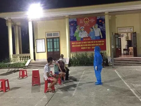 2 tuần xa nhà chống dịch, nữ y tá bật khóc khi thấy 2 con chờ lấy mẫu