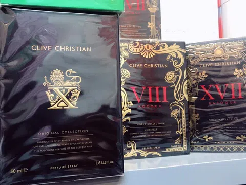 Đột kích shop nước hoa lớn ở Hà Nội, thu giữ hàng nghìn lọ Gucci, Dior